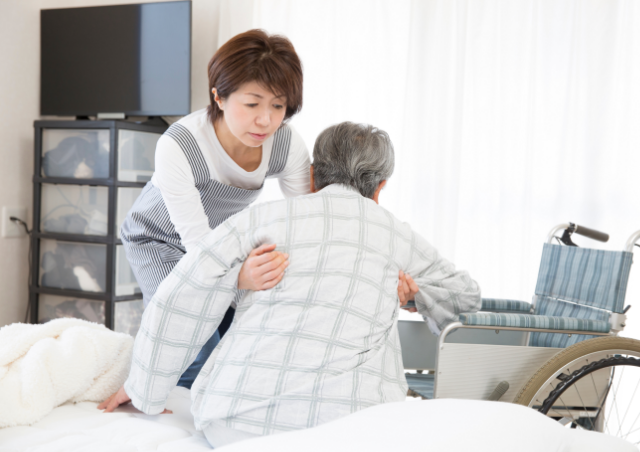 親の介護をする女性