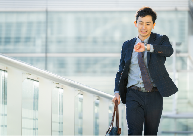 急いで通勤するサラリーマン