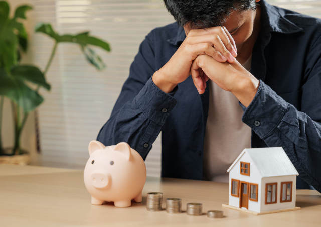家賃に悩む男性