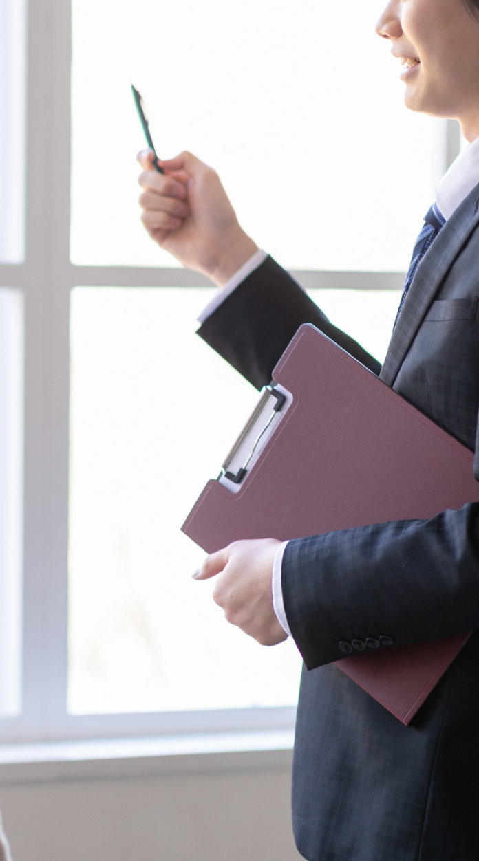 お客様に説明をする様子