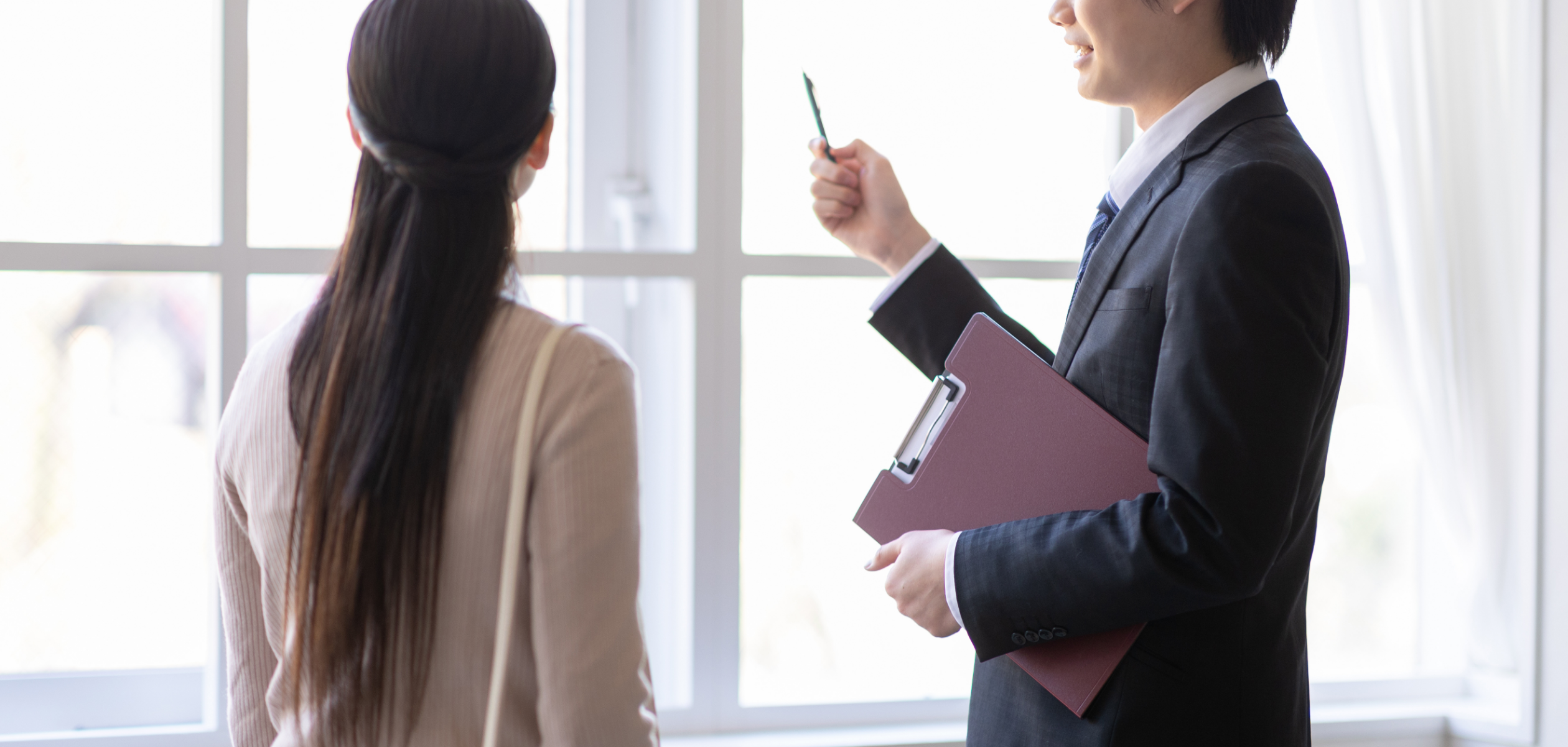 お客様に説明をする様子