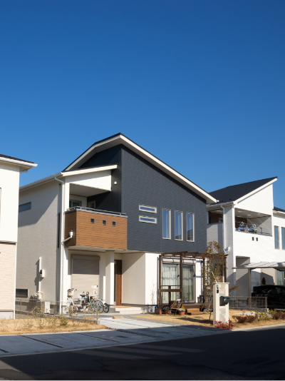 屋根が特徴的な2階建ての一軒家