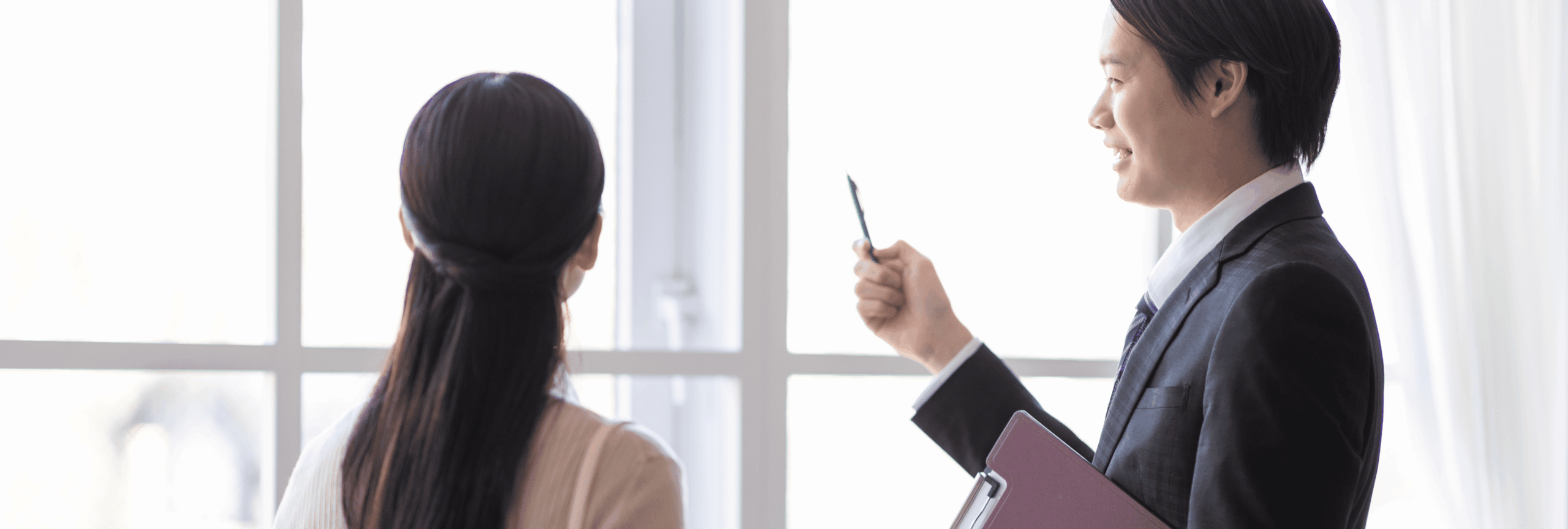 物件を案内する様子