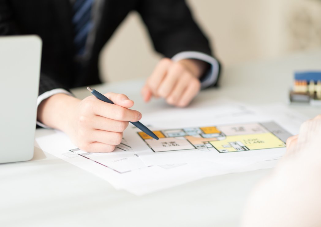 住宅の説明をする不動産の男性