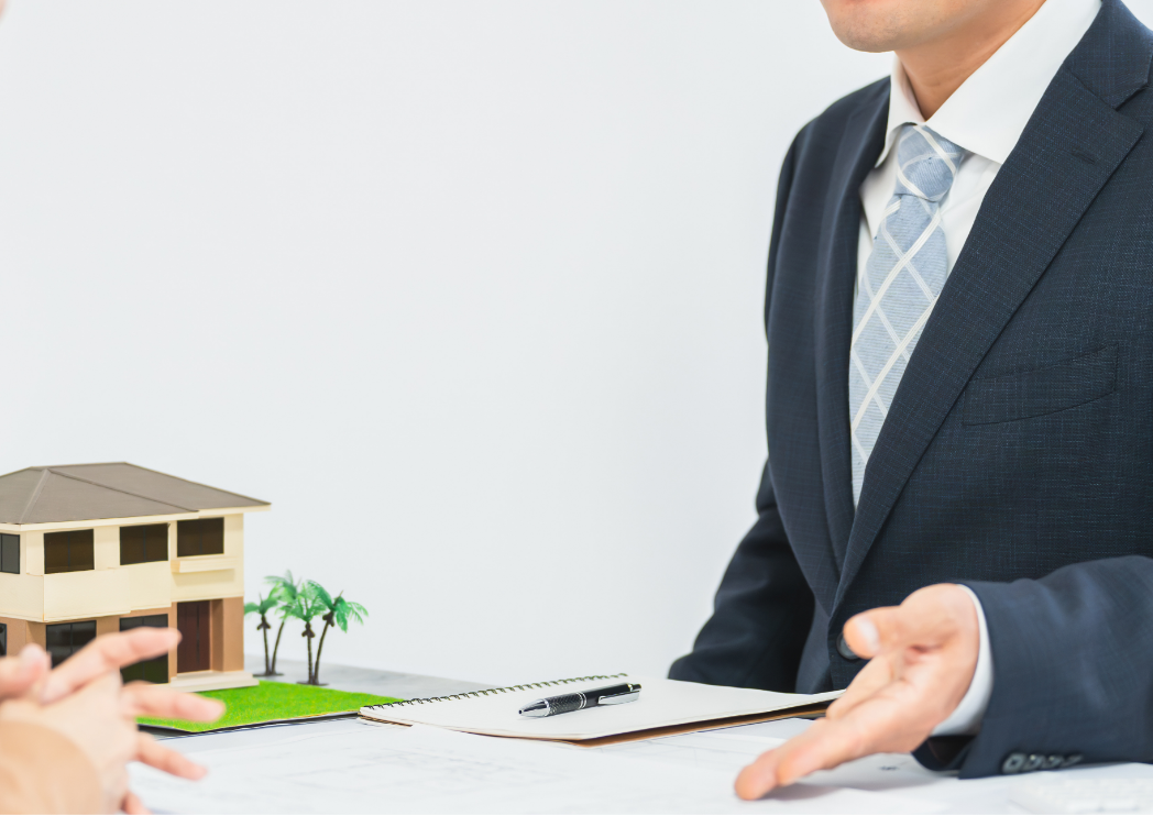 住宅の説明をするスーツの男性