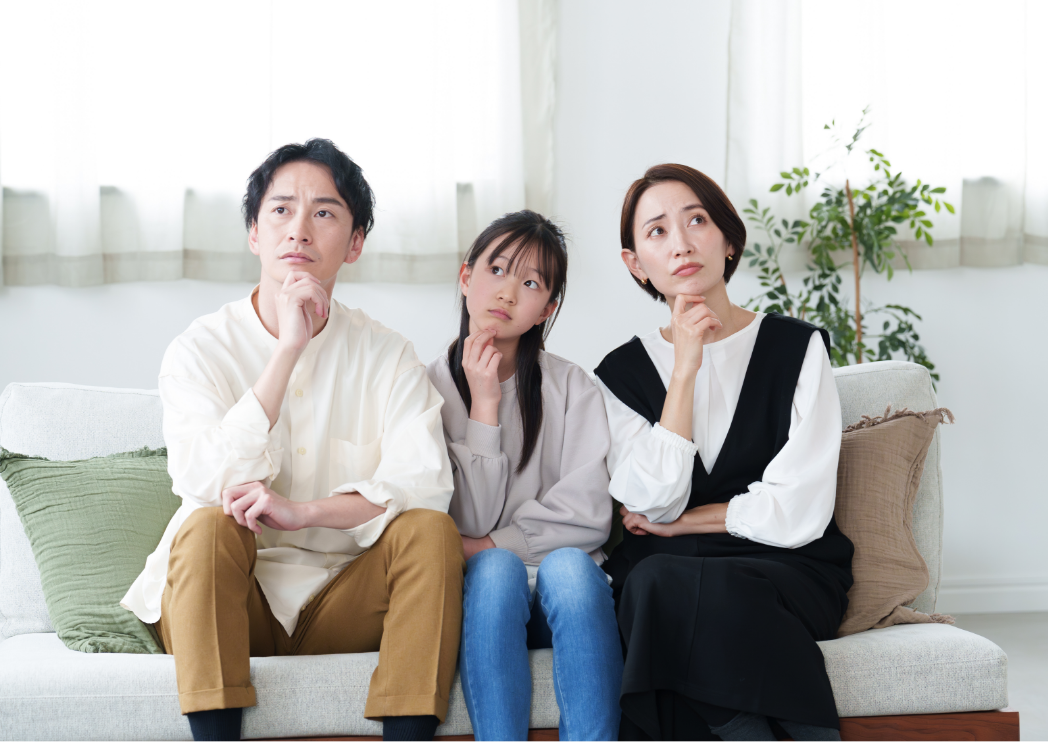 住宅について悩む家族