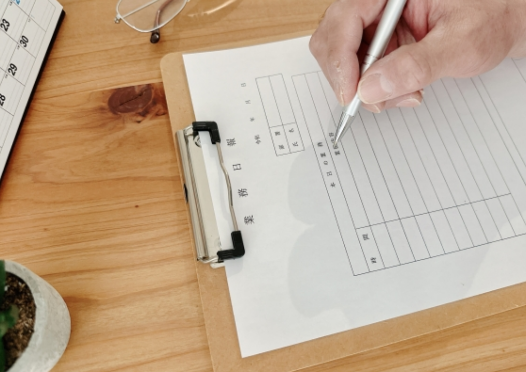 書類に記入する様子