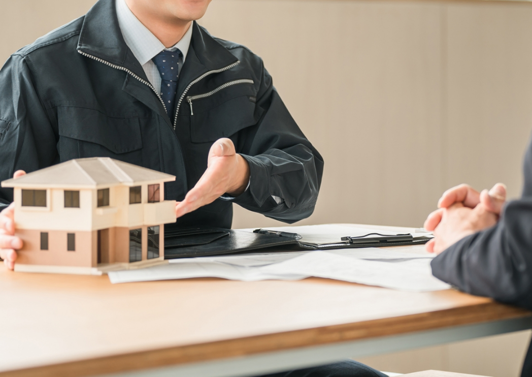住宅についての提案をする男性