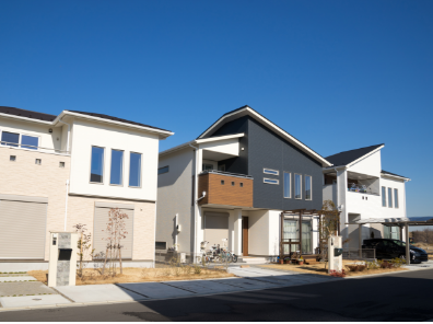 屋根が特徴的な2階建ての一軒家